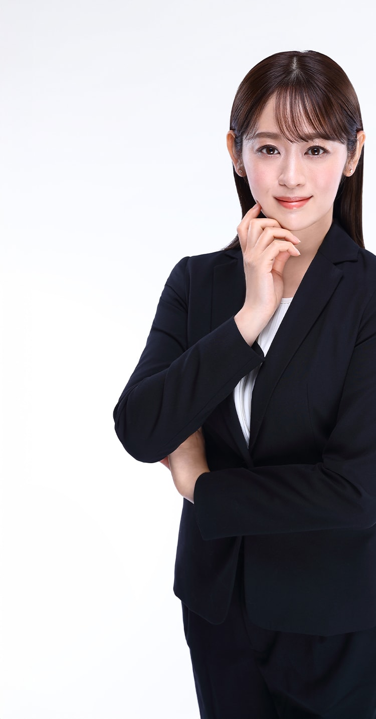 グレーのスーツを着たビジネスパーソン